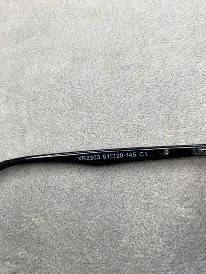 عینک آفتابی پلیس مدل XB2303 فریم مدرن با عدسی پلاریزه و محافظ UV400 مناسب استایل روزمره