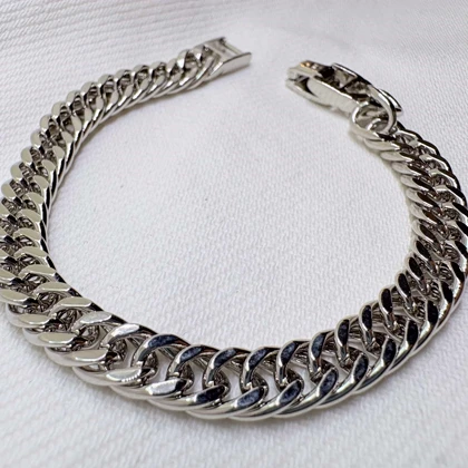 دستبند ژوپینگ طرح کارتیه (کوبان) نقره‌ای با قفل کتابی | یونیسکس