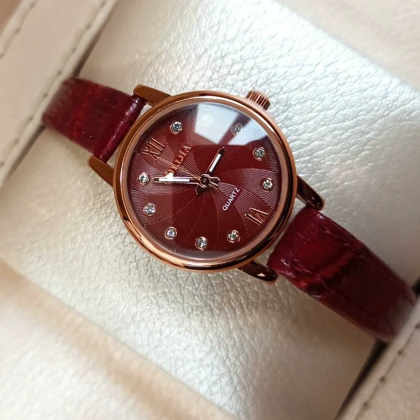 ساعت مچی زنانه برند اولیجیا بند چرم چری نگین‌دار