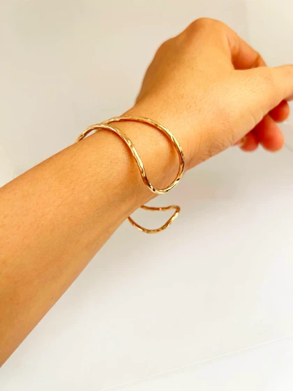 دستبند کاف (Cuff) طلایی دو ردیفه مدل موج بافت‌دار - مینیمال و ترندی