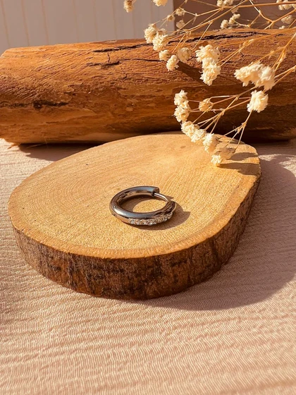 پیرسینگ حلقه‌ای نگینی