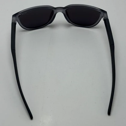 عینک آفتابی اوکلی سبک OAKLEY فریم طوسی عدسی هفت رنگ کد 2435