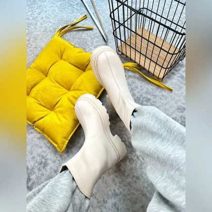بوت وسط اخم