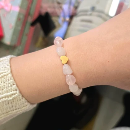 دستبند سنگ رزکوارتز اصل و پلاک قلب آینه ای