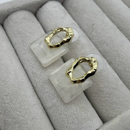 گوشواره مرمری بی رنگ با حلقه طلایی بافت دار