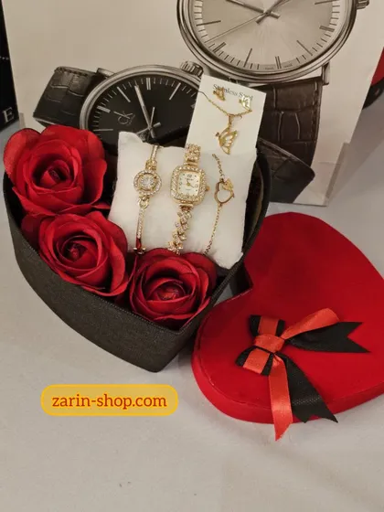 باکس هدیه ساعت و نیمست و دستبند نگینی
