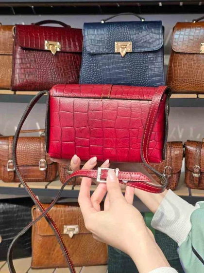 کیف چرم بغل پرچ قرمز سنگی چرم اصل گاوی