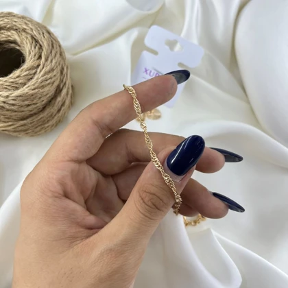 پابند زنانه ژوپینگ مدل آرورا طرح کارتیه پیچی رنگ ثابت طلایی
