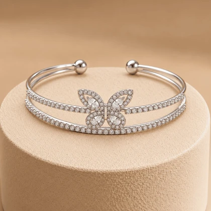 دستبند النگویی دو لاین طرح پروانه با نگین‌های اشکی درخشان