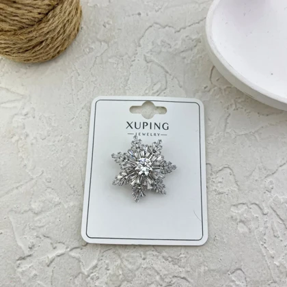 گل سینه زنانه ژوپینگ مدل برف‌آرا طرح دانه‌برف جواهری نگین‌دار نقره‌ای