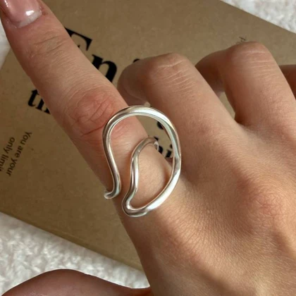 انگشتر نقره‌ای با طراحی آزاد و موج‌دار