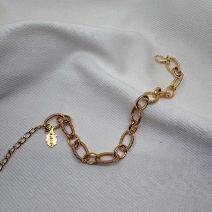 دستبند برند شین مدل «بیضی خاویاری» | با آبکاری طلای 24 عیار و بافت برجسته