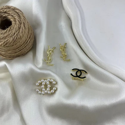 گل سینه مدل آرا طرح شنل و وای اس ال مرواریدی طلایی