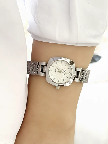 ساعت استیل بند عاجی صفحه مکعبی زنانه کد 1472