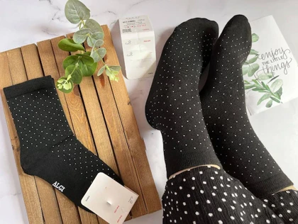 جوراب زنانه ساق‌دار مشکی با طرح خال‌ریز