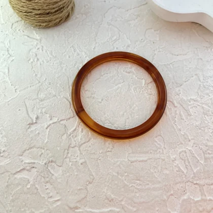 دستبند زنانه بنگل رزینی باریک مدل آمرلا کهربایی