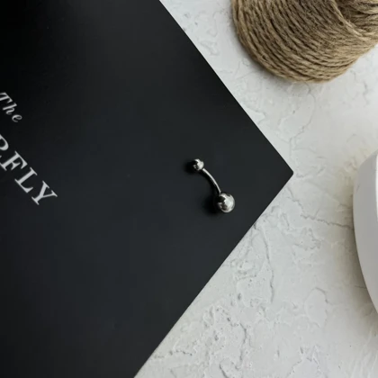 پیرسینگ ناف استیل با طراحی توپی مینیمال