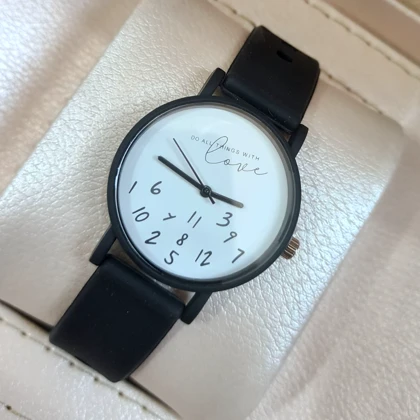 ساعت مچی زنانه لاو اعداد آشفته بند سیلیکونی مشکی