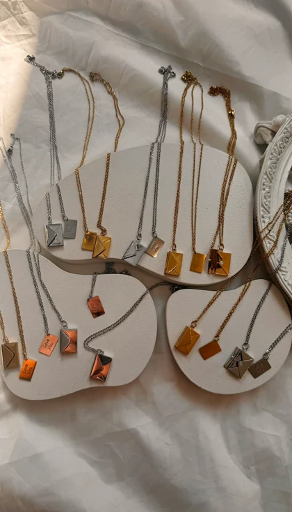 ست گردنبند دو نفره مدل «نامه و پاکت» | طراحی مینیمال و مفهومی (استیل سیلور)