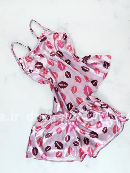 ست لباس خواب تاپ و شورتک ساتن طرح بوسه