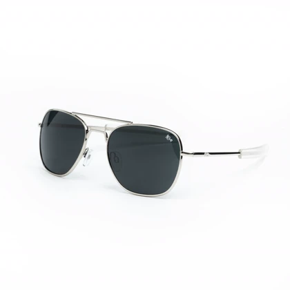 عینک آفتابی مردانه American Optical AO Pilot با طراحی کلاسیک خلبانی، فریم فلزی طلایی و لنز تیره؛ انتخابی اصیل برای استایل‌های کلاسیک و ماندگار