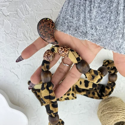 گردنبند زنانه مدل لئوناتورا وود دراپ طرح پلنگی لوکس با مهره چوبی طبیعی و آویز اشکی طرح دار