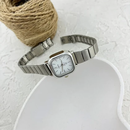 ساعت مچی زنانه شیک طرح فلورا، ظرافت در دستان شما