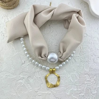 گردنبند زنانه مدل پرلا سند گلد طرح مروارید لوکس با پارچه بژ و آویز طلایی چکشی