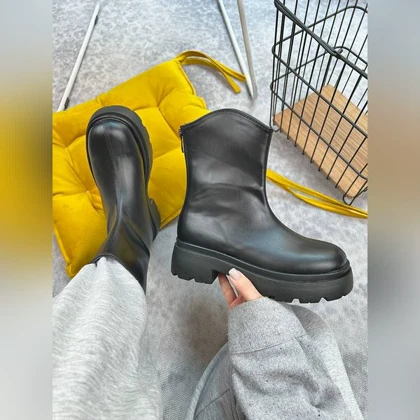 بوت وسط اخم