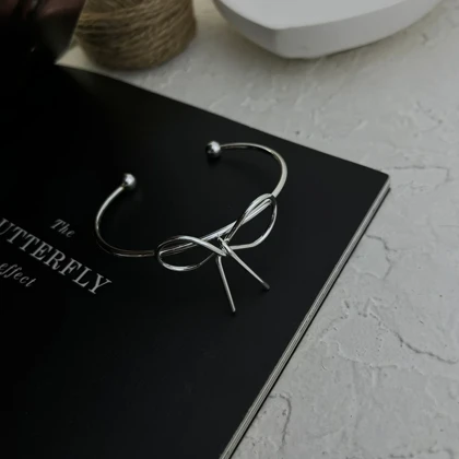 دستبند بنگل زنانه مدل سیلوبو طرح پاپیونی نقره‌ای