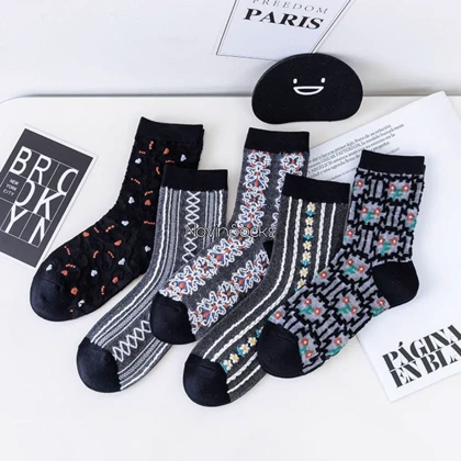 جوراب ساق‌دار گل‌گلی مشکی