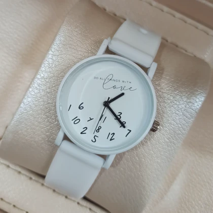 ساعت مچی زنانه لاو اعداد آشفته بند سیلیکونی سفید