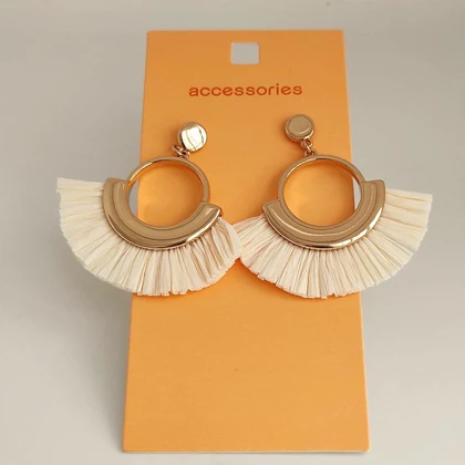 گوشواره طلایی طرح بوهو با آویز رافیا (کرم)