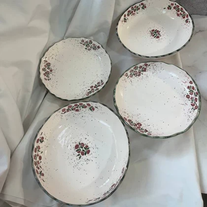 ظرف پایه دار گل سرخی