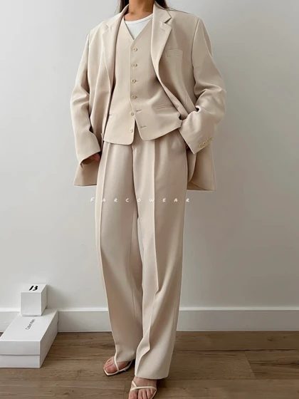 کت شلوار کرپ کرم مدل دنیرا کد 076