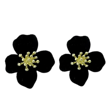 گوشواره زنانه مخملی با طرح گل، انتخابی شیک و دلربا