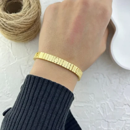 دستبند زنانه مدل آموره آنلیمیتد طرح کارتیه لاو