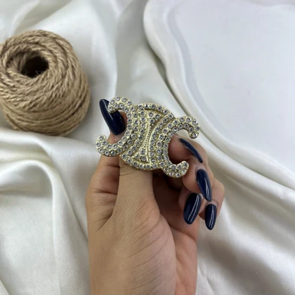 گل سینه زنانه مدل سلین نگین‌دار طلایی