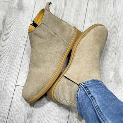 بوت مردانه مدل چلسی زیپ‌دار چرم طبیعی جیر رنگ خاکی