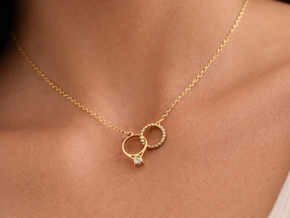 گردنبند زنانه ژوپینگ مدل آلینا طرح حلقه با آویز ظریف نگین‌دار