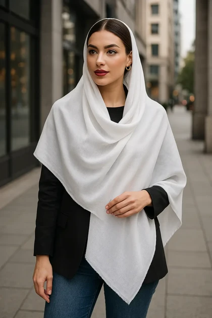 شال سفید ساده وایت رز – شیک، مینیمال و مناسب استایل‌های مجلسی و روزمره