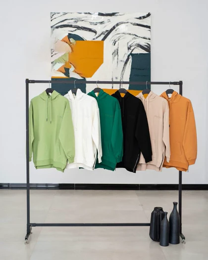 هودی کلاهدار کنار زیپ