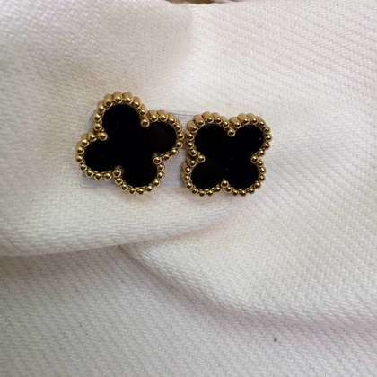 گوشواره میخی طرح «ونکلیف» | استیل طلایی با نگین مشکی صیقلی