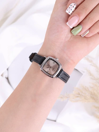 ساعت مچی زنانه چرمی نگین‌دار کد W 500