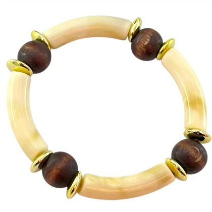 دستبند زنانه بنگل با بافت رزینی شیری و مهره چوبی با فینیش طلایی مدل وانیلیرا