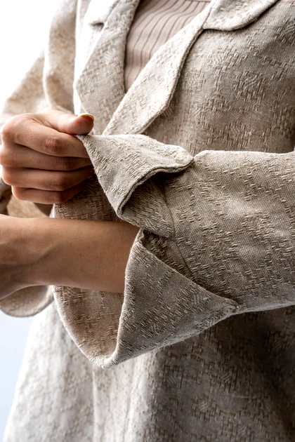 مانتو یقه برگردان ژاکارد چاک‌دار زنانه