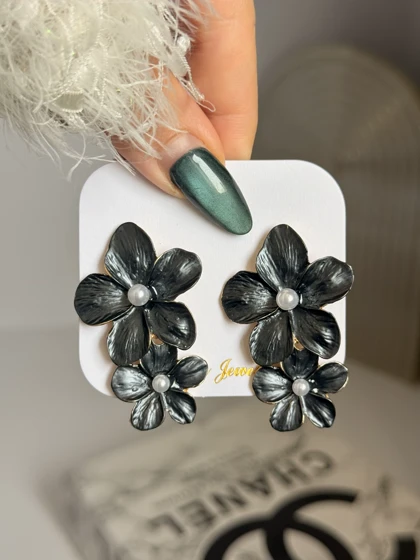 گوشواره گل برجسته مشکی