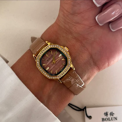ساعت مچی زنانه برند بولون بند چرمی نسکافه ای دور نگین