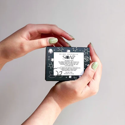 صابون سیاه دست‌ساز سزامول مناسب انواع پوست حاوی مواد مغذی وزن 80 گرم