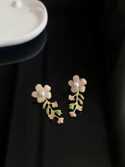 گوشواره میناکاری گل سفید